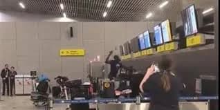 Un passager détruit les écrans de surveillance à l'aéroport international de Santiago