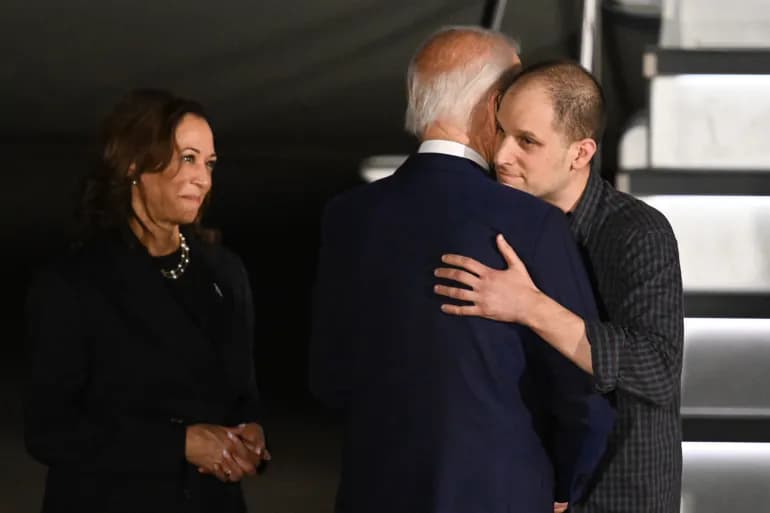 Biden et Harris reçoivent des prisonniers libérés dans le cadre du plus grand accord d'échange avec la Russie