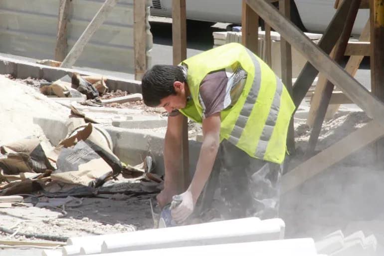 La maladie rénale chronique menace les travailleurs du bâtiment