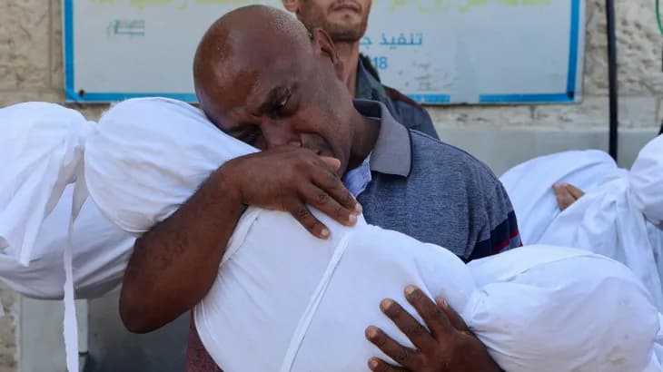 Violents bombardements sur Gaza et ordres d'évacuation au lendemain du massacre de l'aube