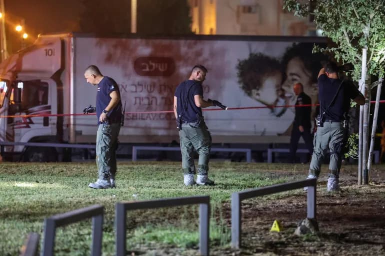 La police israélienne déclenche une alerte de sécurité après l'attentat à la bombe de Tel Aviv