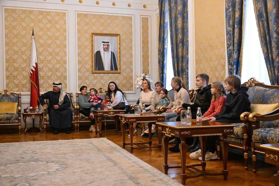Le Qatar réunit 14 enfants ukrainiens et russes avec leurs familles