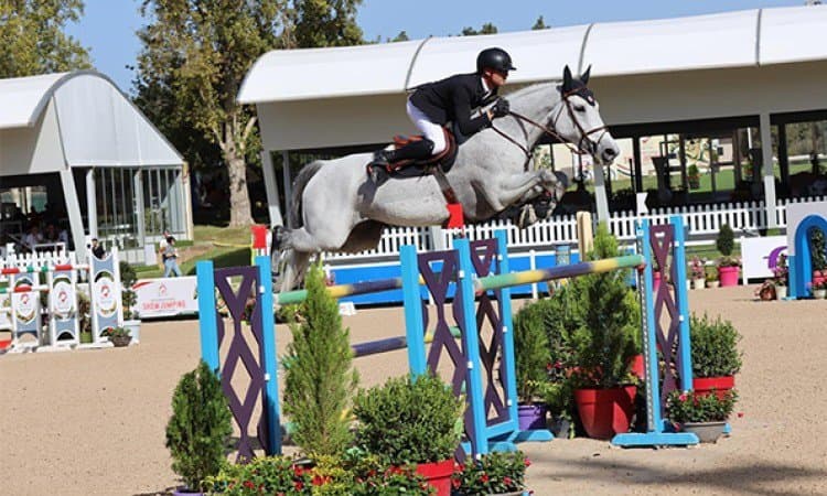 Le Royal Guard Organise une Compétition de Saut d'Obstacles pour Chevaux Jeunes
