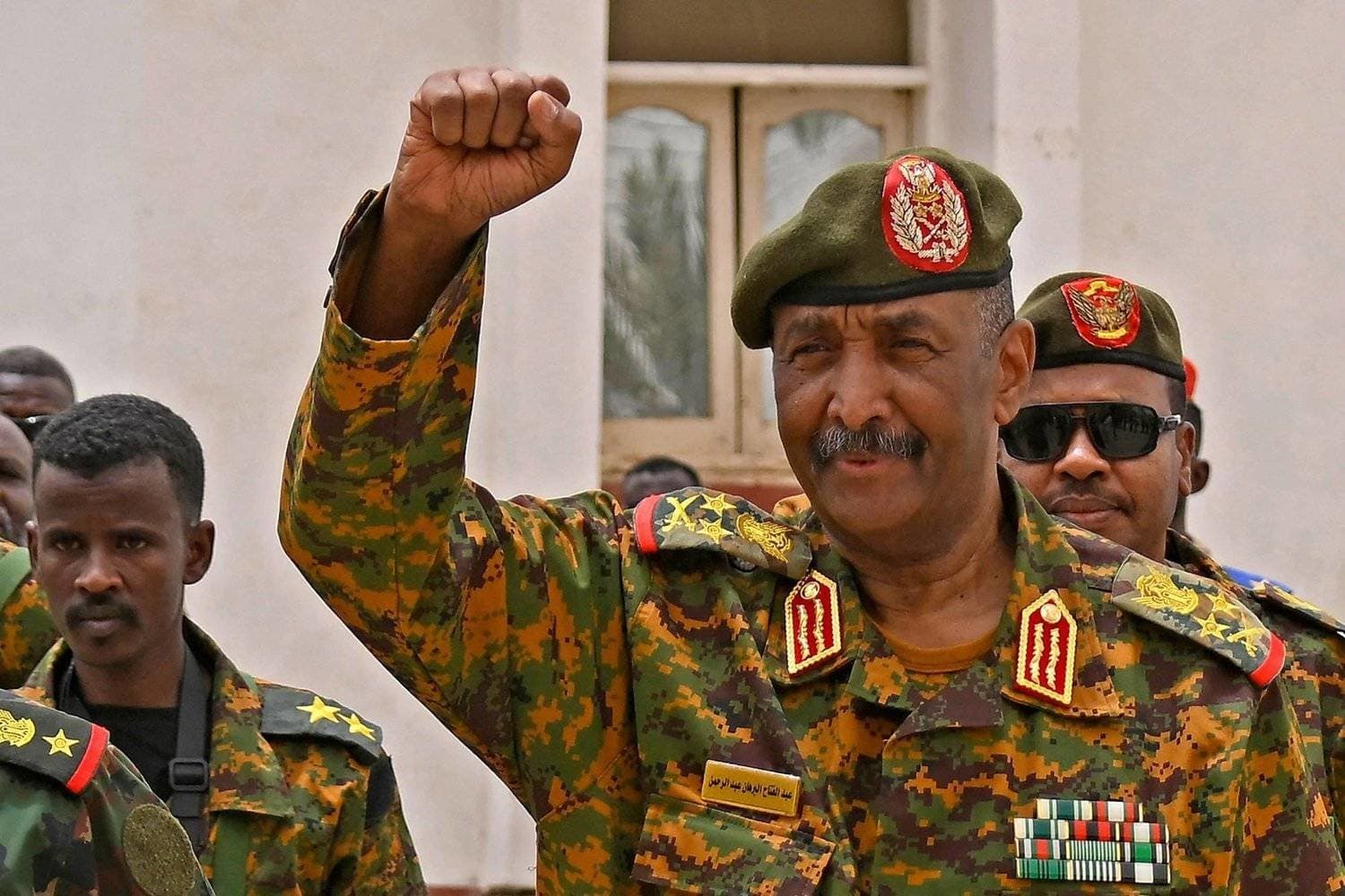 L'armée soudanaise intensifie ses attaques pour reprendre le contrôle de Khartoum