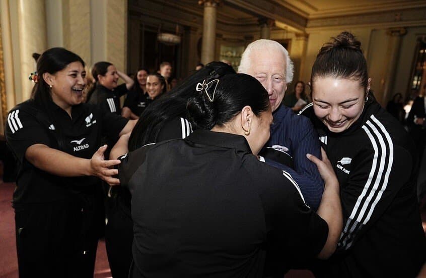 Câlin royal : Charles III rencontre les 'Black Ferns' à Buckingham"