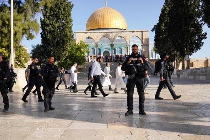 Des colons effectuent des prières talmudiques lors de l'intrusion à Al-Aqsa (vidéo)