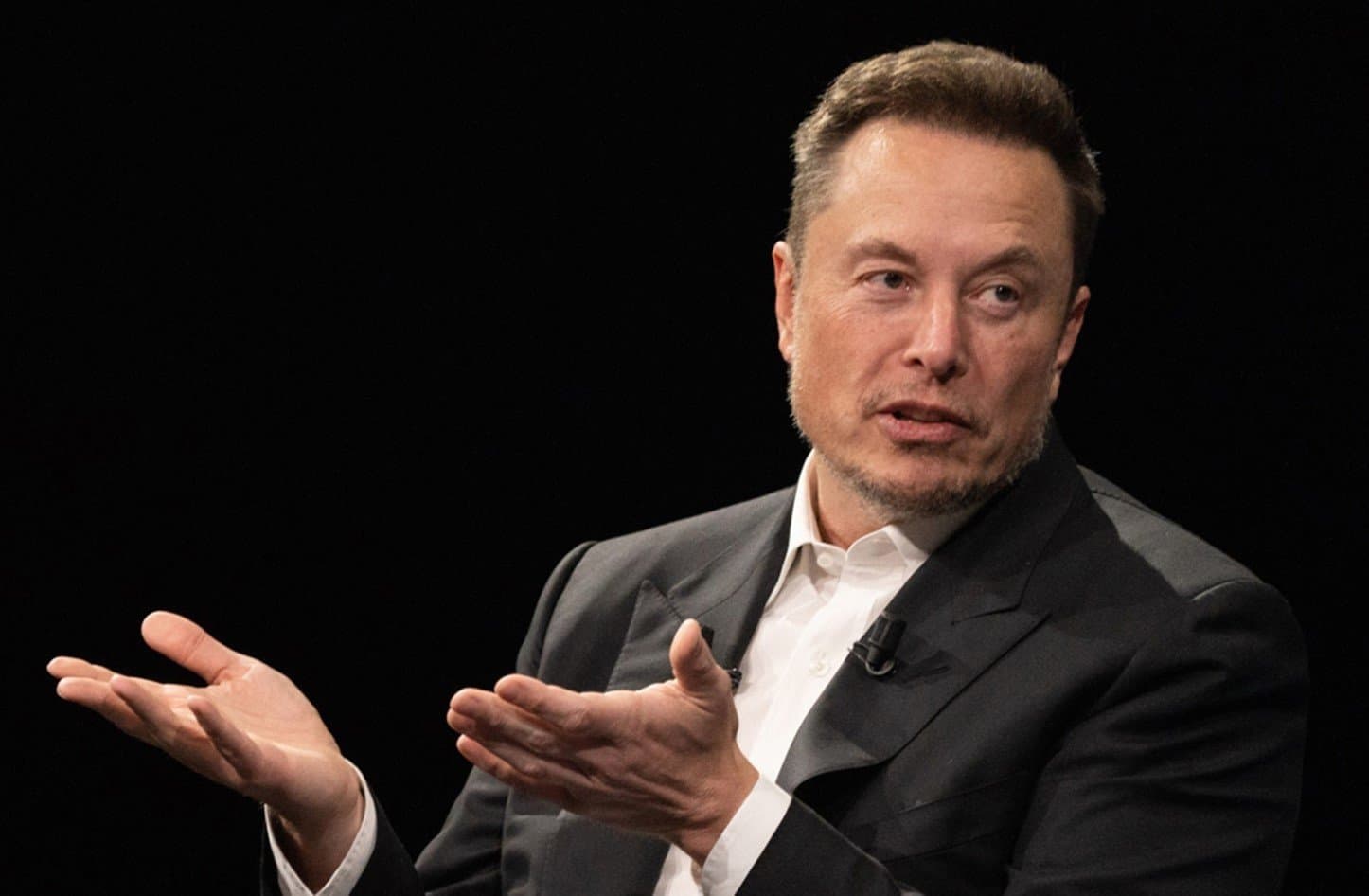 Musk se moque de Kamala Harris avec une image satirique