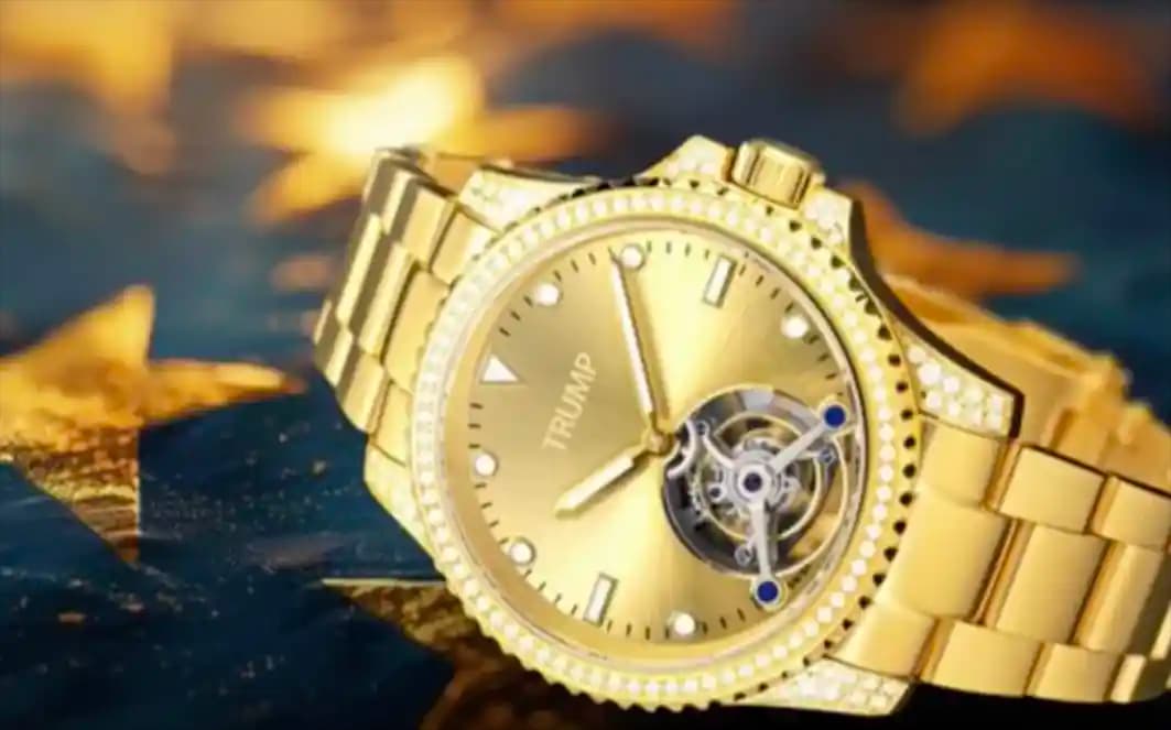 Trump dévoile une montre en or à 100.000 euros pour sa campagne.