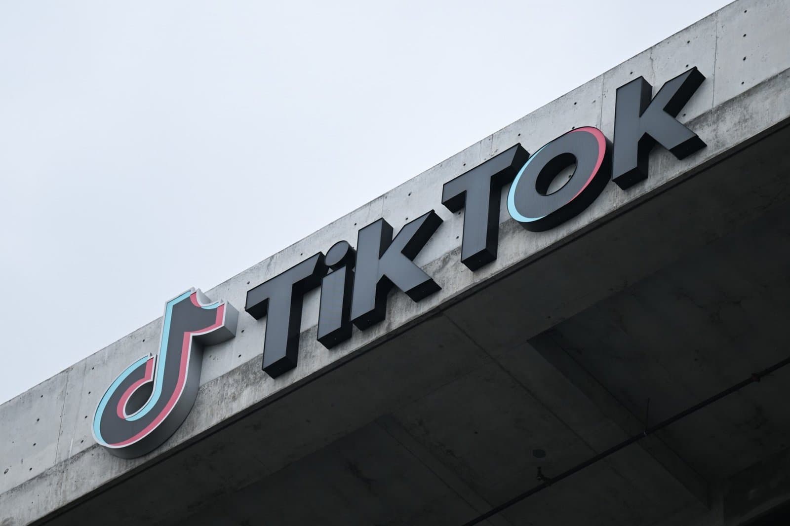 13 États américains poursuivent TikTok pour protection des enfants