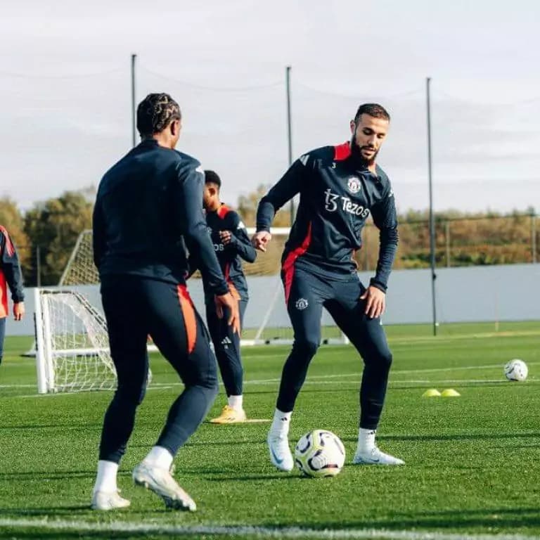 Noussair Mazraoui de retour à l’entraînement avec Manchester United