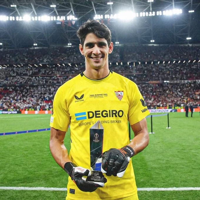Yassine Bounou Honore au Musée des Légendes du Football à Madrid