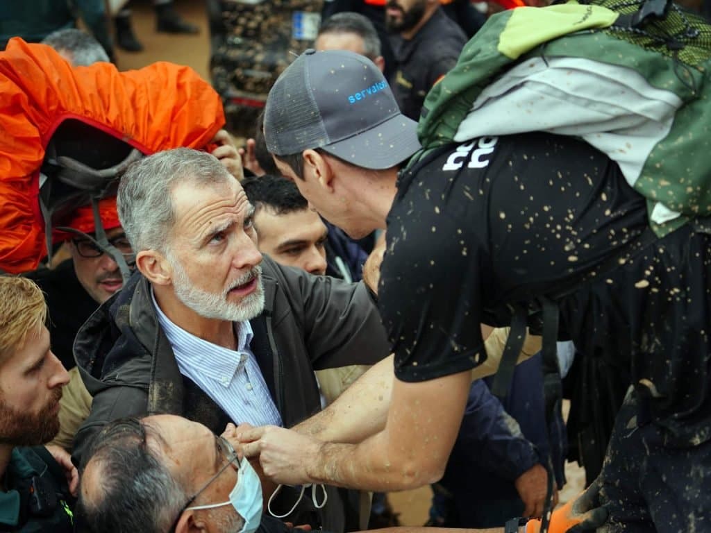 Manifestations à Valence contre le roi après les inondations dévastatrices