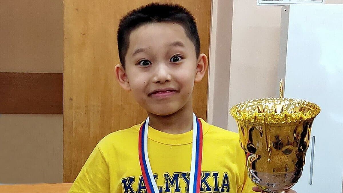 Un jeune joueur d'échecs russe de 9 ans établit un record mondial