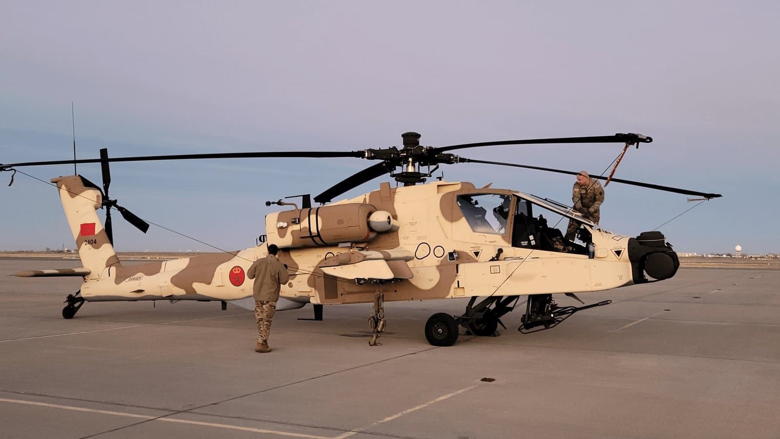 Le Maroc reçoit ses premiers hélicoptères Apache AH-64E