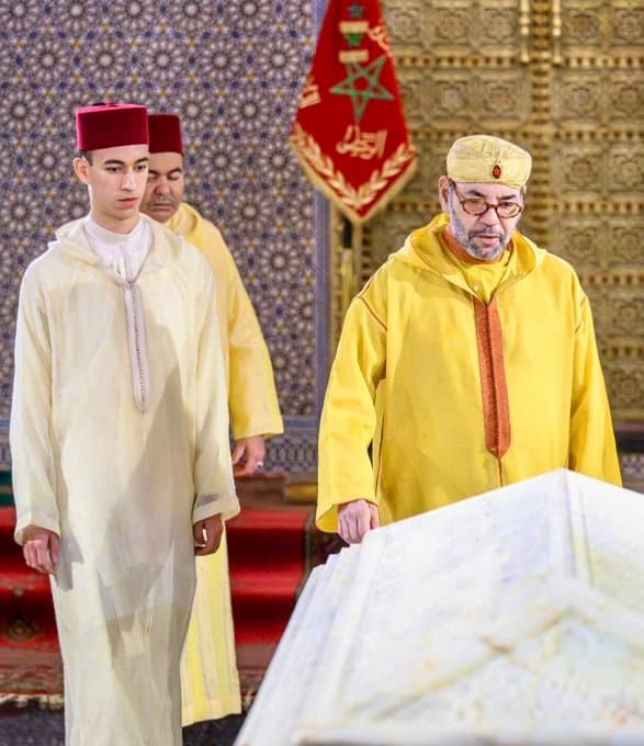 Le Roi se recueille sur la tombe de Feu le Roi MohammedV