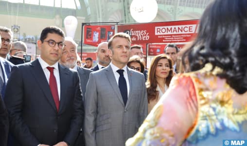 Macron visite le pavillon du Maroc au Festival du livre de Paris