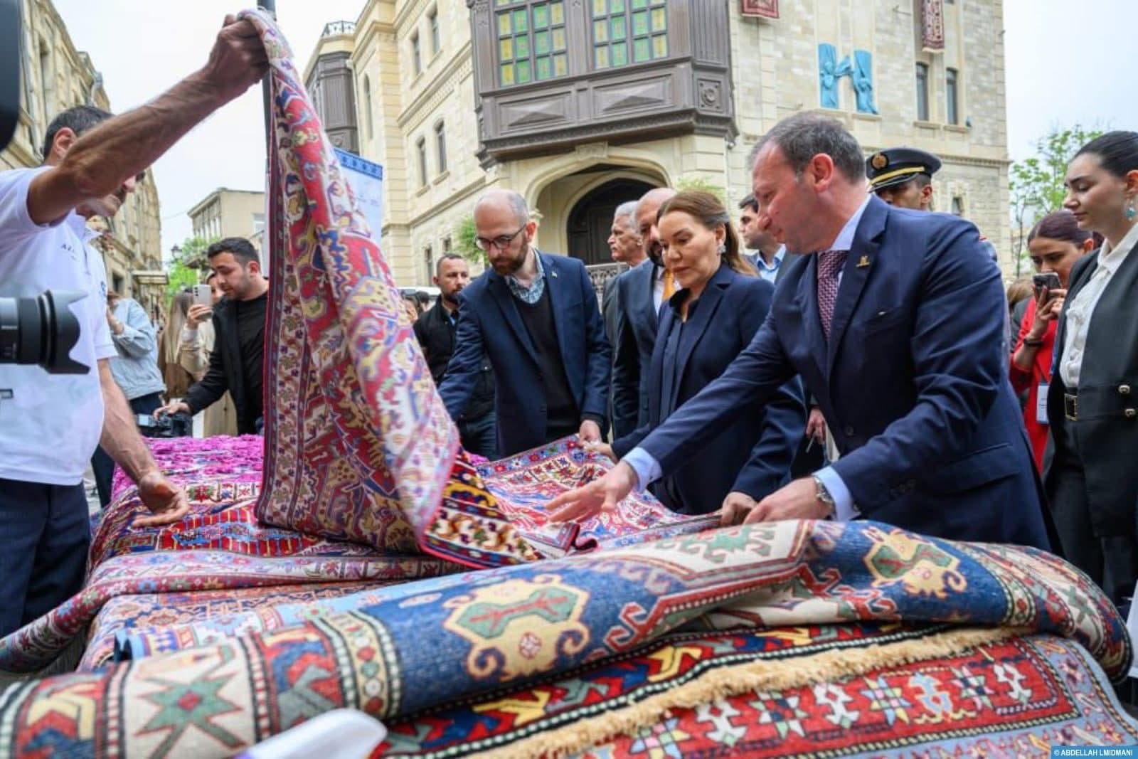 Lalla Hasnaa visite à Bakou le Festival international du tapis d'Azerbaïdjan