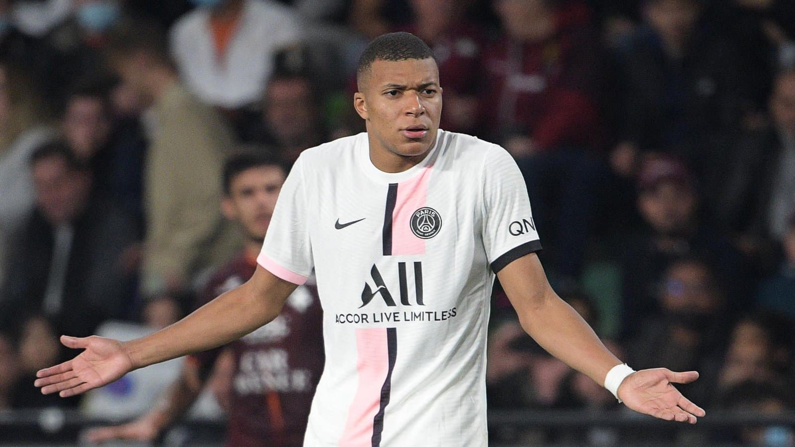 Mbappé fustige l’arbitre après la défaite