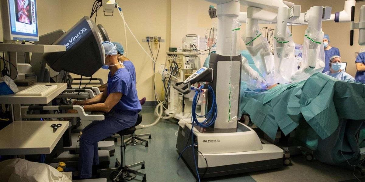 Robot Da Vinci en action à l’Hôpital Cheikh Khalifa