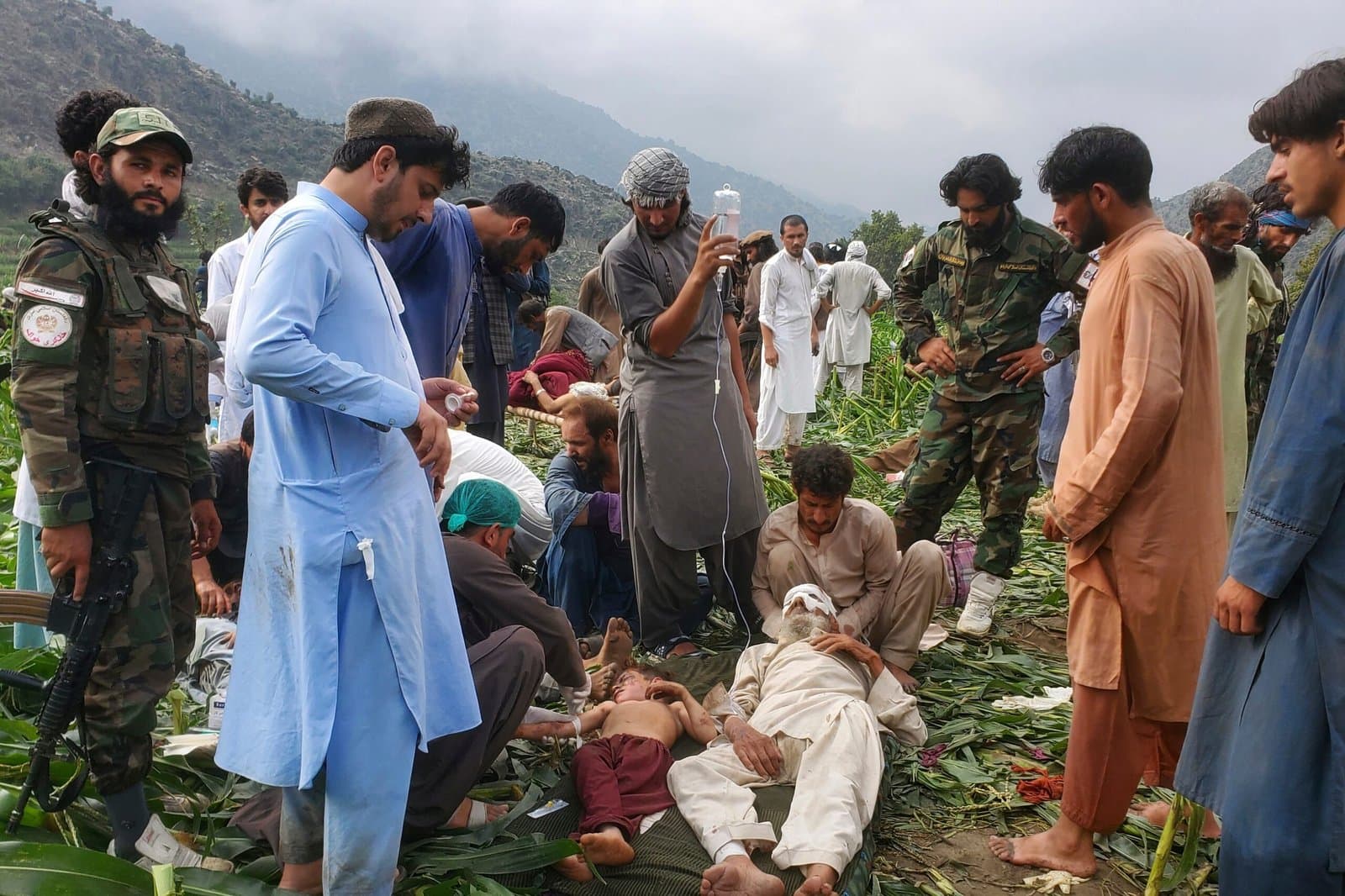 Afghanistan: plus de 800 morts dans un violent séisme