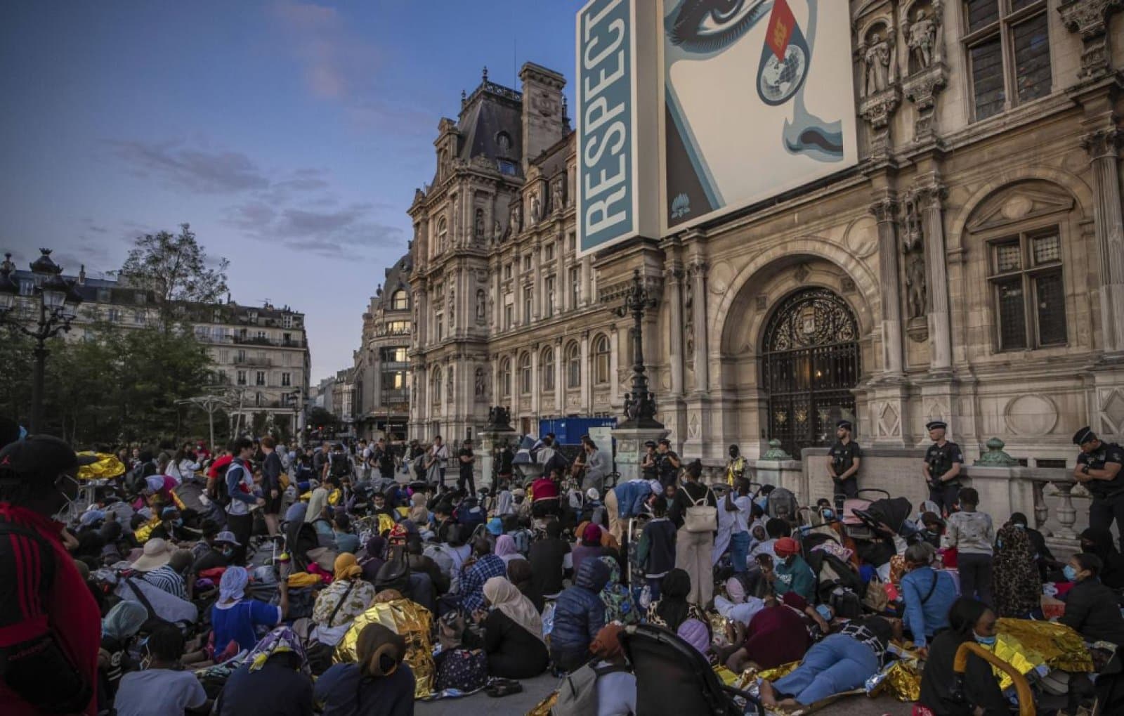 Migrants sans-abri: Campement devant la mairie du XXe