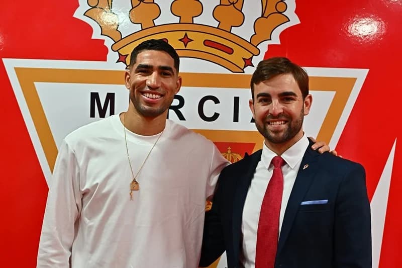Achraf Hakimi rend visite au Real Murcia durant sa convalescence