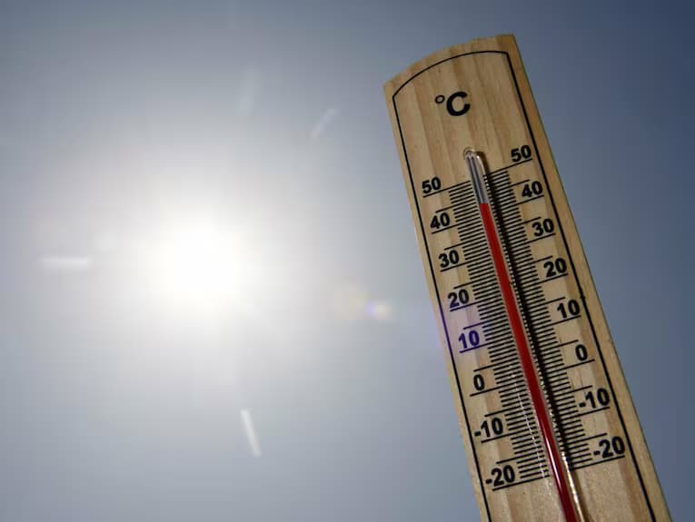 Météo: Averses orageuses et fortes chaleurs attendues