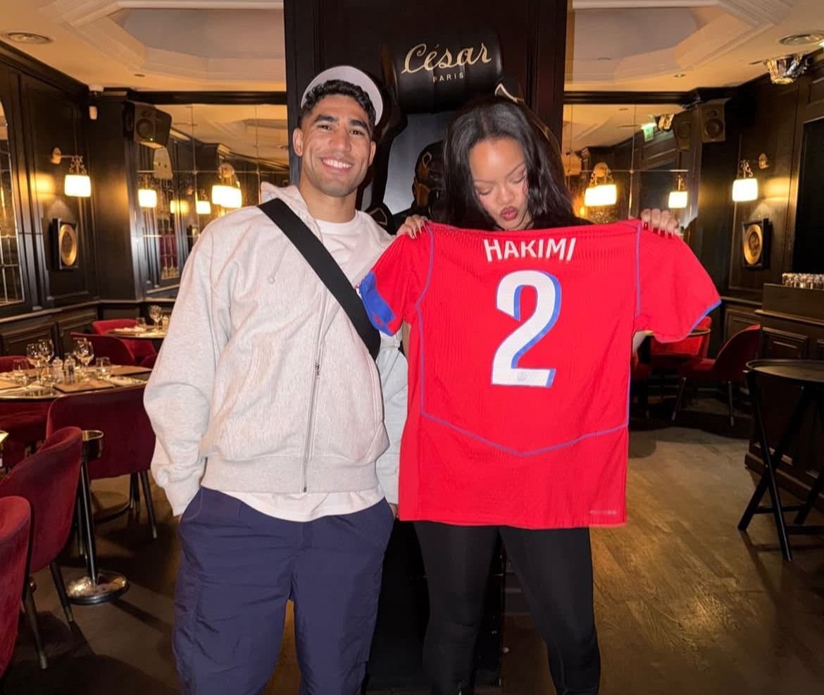 Paris: Hakimi surprend Rihanna avec un maillot signé