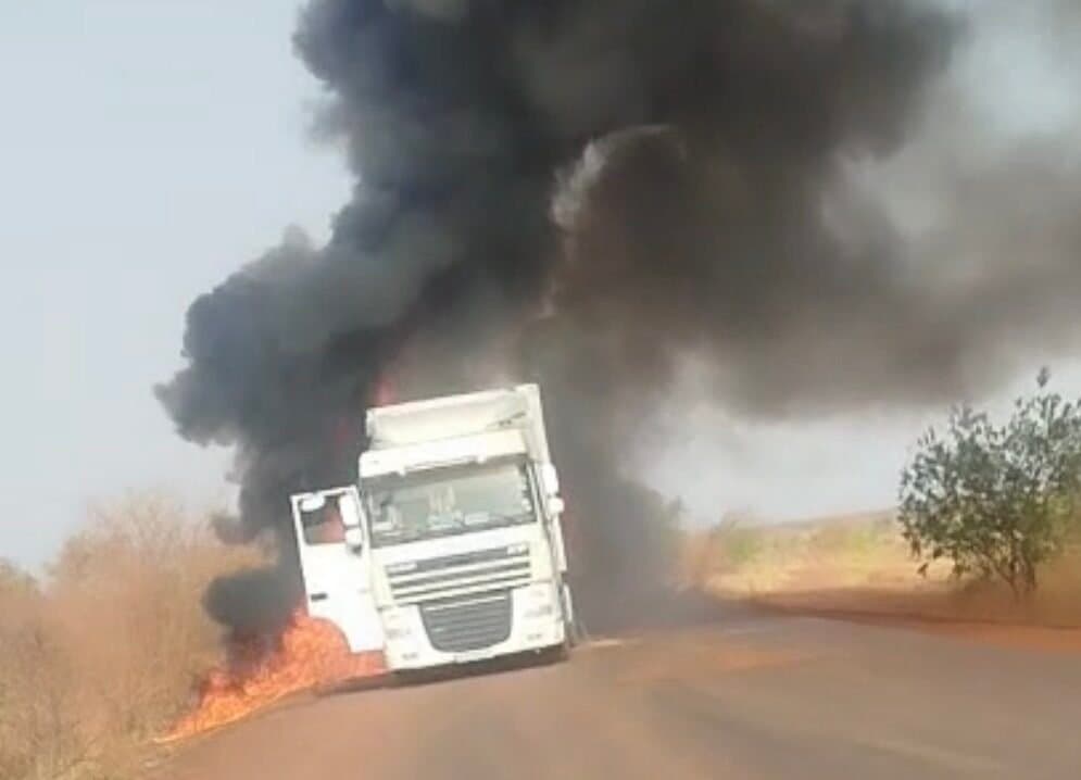 Mali: 14 camions marocains incendiés