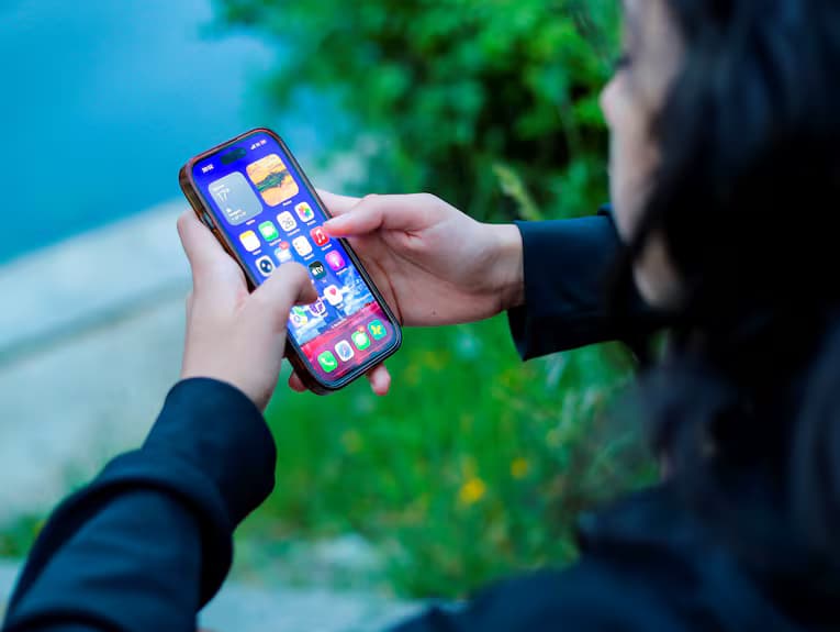 Réseaux sociaux: La France cible les moins de 15 ans