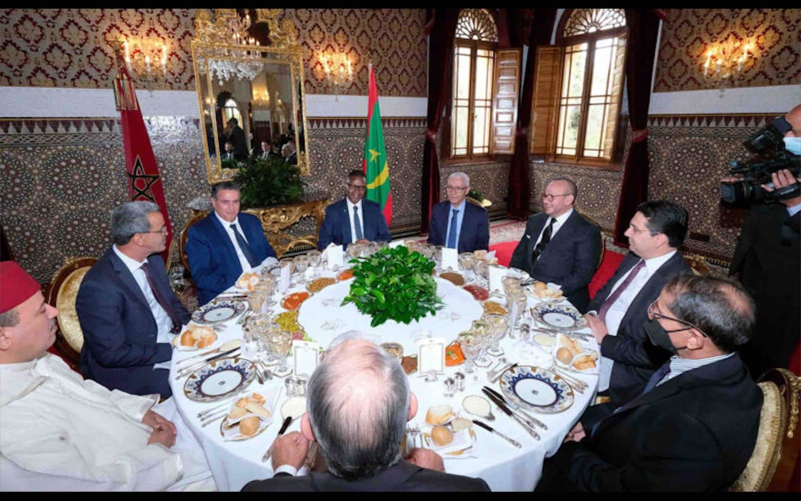 Rabat - Sa Majesté le Roi Mohammed VI a offert hier, vendredi à Rabat, un déjeuner en l'honneur du Premier ministre de la République islamique de Mauritanie, M. Mohamed Ould Bilal Messoud, et de la délégation l'accompagnant, présidé par le Chef du gouvernement, M. Aziz Akhannouch.