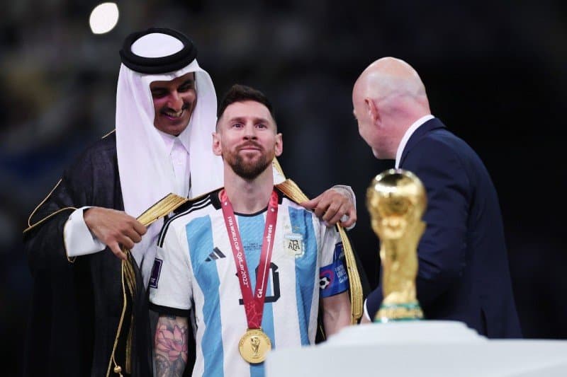 Mondial: la cape arabe traditionnelle portée par Messi enregistre un bond de ses ventes