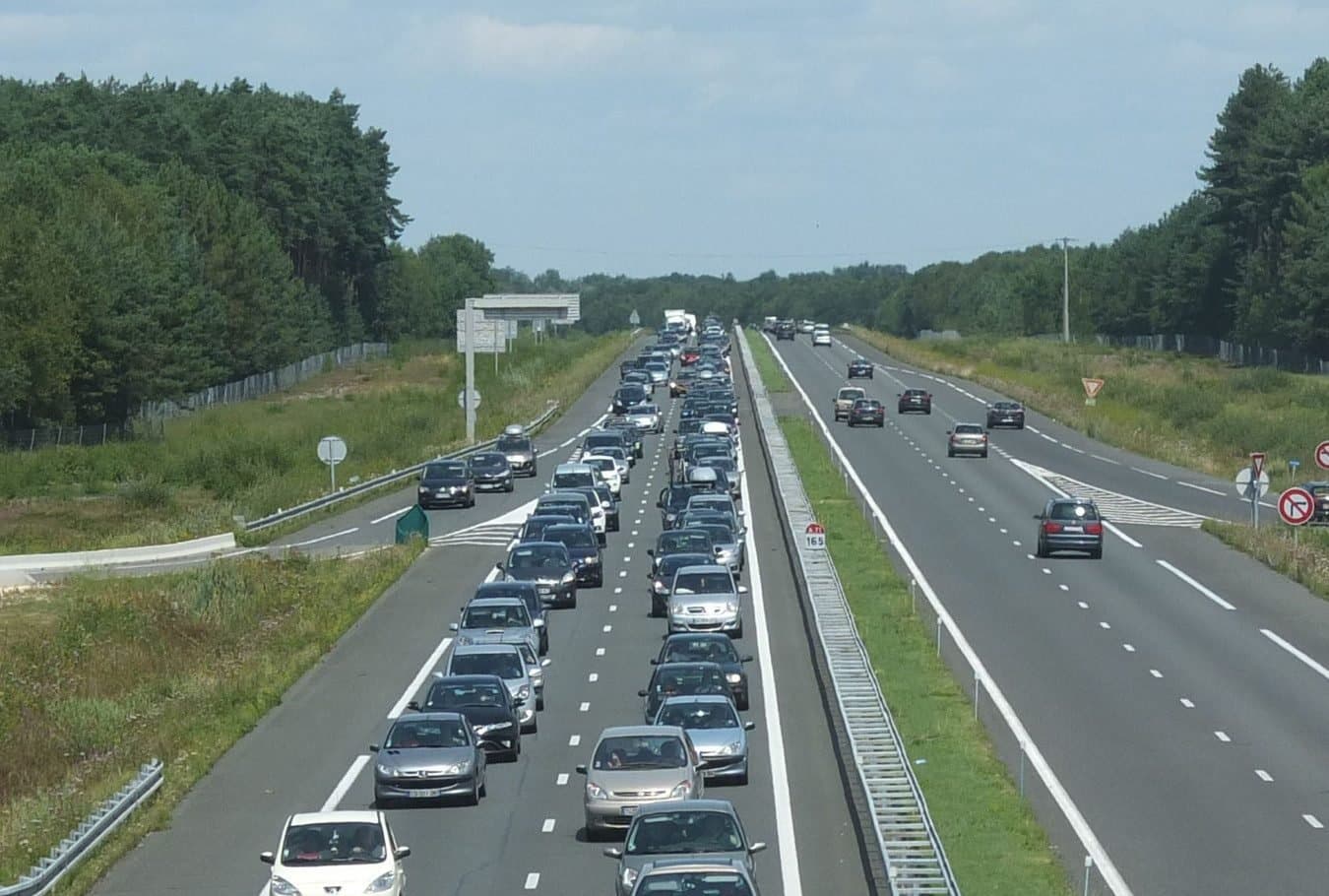 Autoroutes : trafic routier dense ce weekend à cause des vacances scolaires