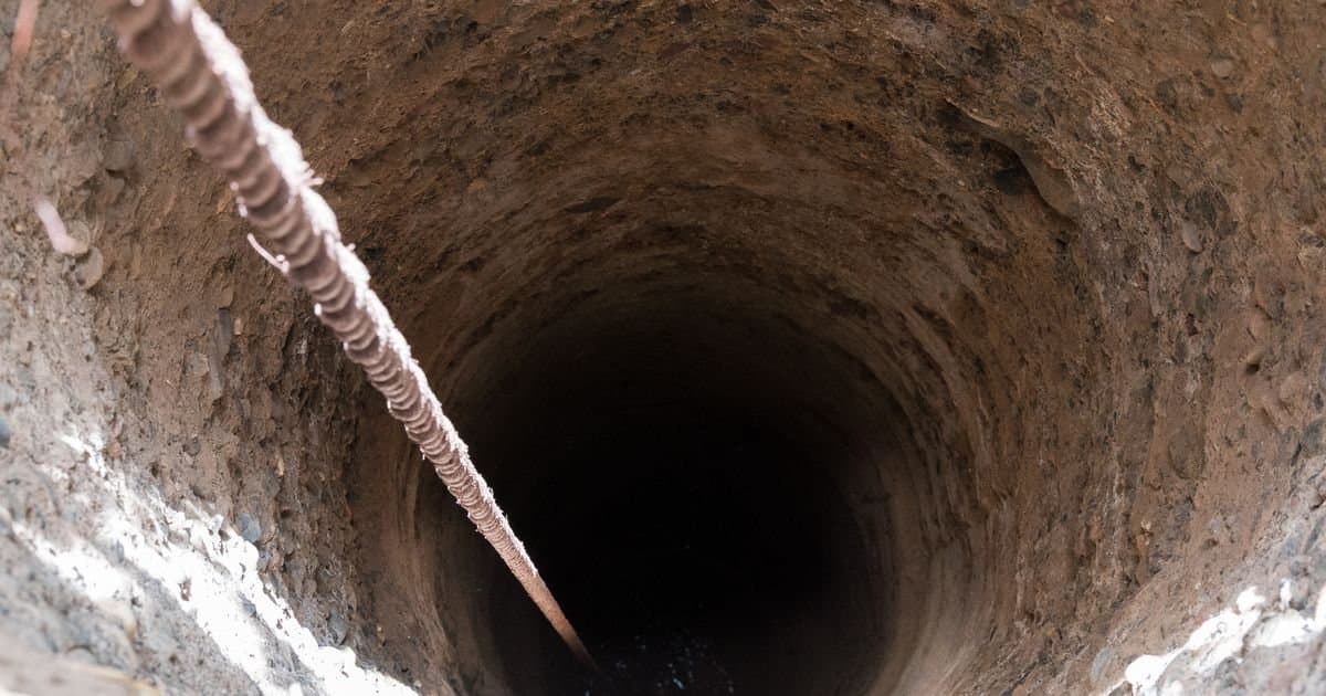 Un enfant Vietnamien tombe dans un trou de 35 mètres.. opérations de sauvetage en cours