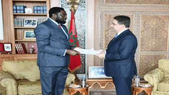 Le ministre des Affaires étrangères gambien apporte une lettre officielle à Sa Majesté le Roi.