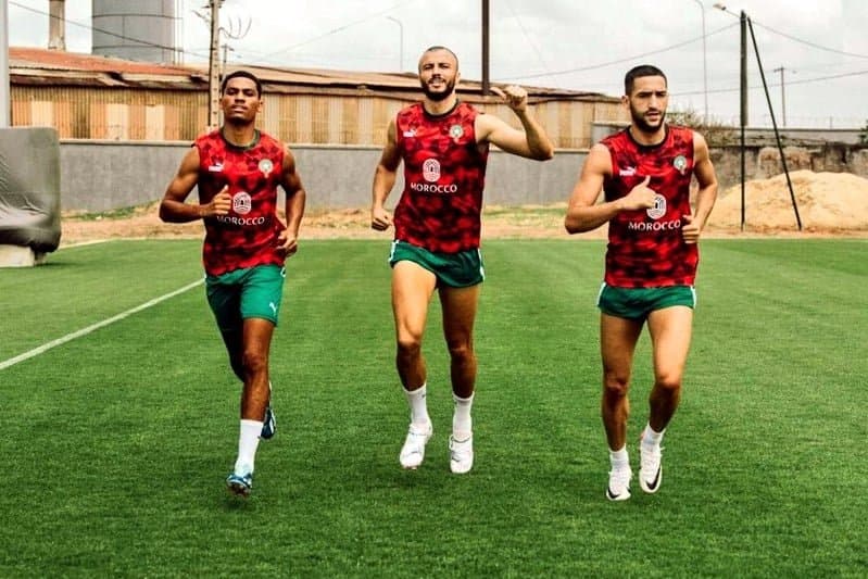 Adli s'entraîne individuellement avec Ziyech et Saiss.
