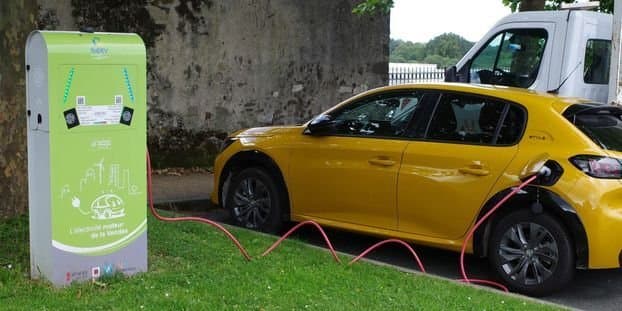 Le gouvernement français réduit les subventions aux voitures électriques .