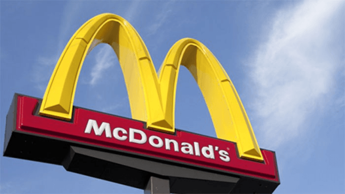La cote boursière de McDonald's en baisse suite à la campagne de boycott en solidarité avec Gaza.