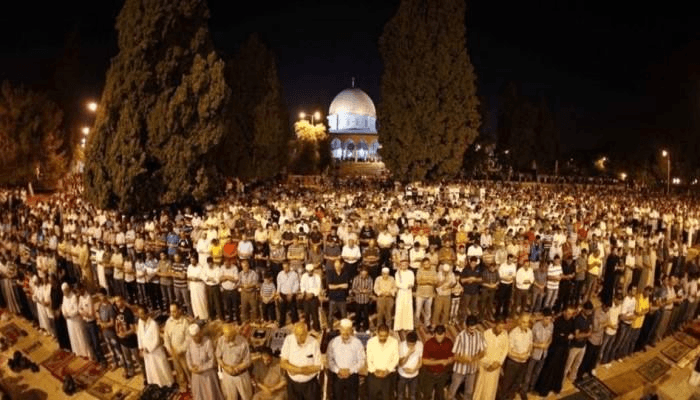 La mosquée Al-Aqsa accueille environ 35 000 fidèles effectuant les prières de Tarawih le premier jour du Ramadan.