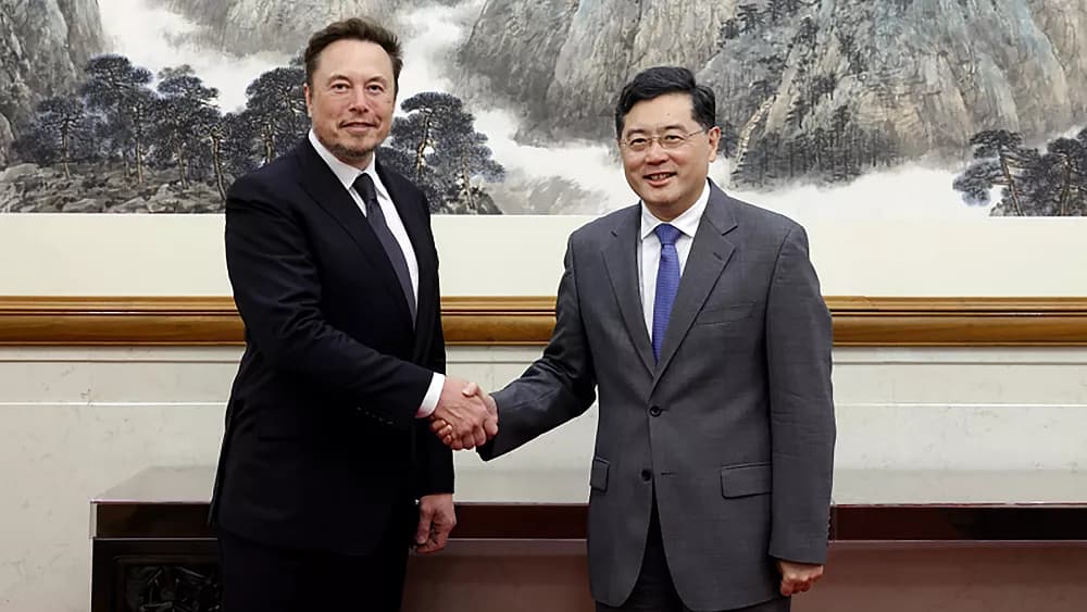 Elon Musk en visite surprise à Pékin : Discussions sur la conduite autonome et les défis du marché chinois pour Tesla