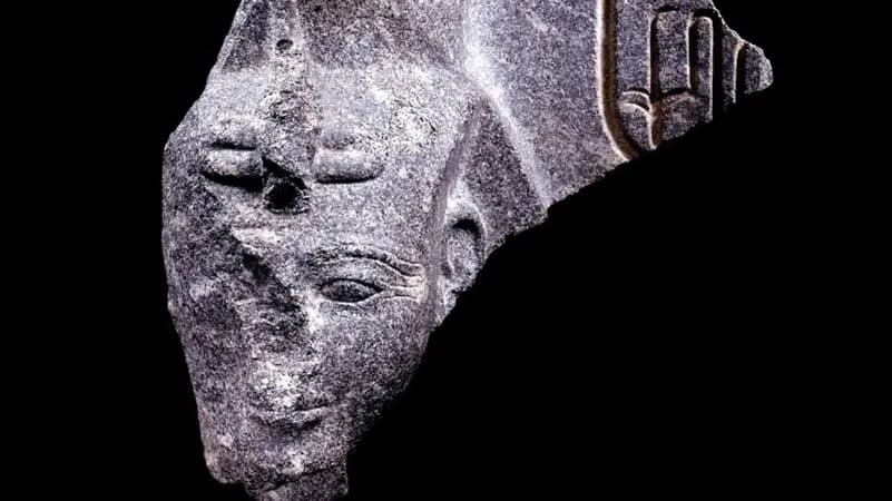 L'Égypte récupère la statue de Ramsès II après sa récupération en Suisse.