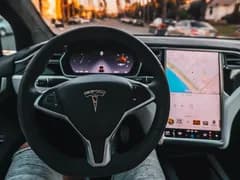 "Tesla parvient à un accord dans l'affaire du crash du pilote automatique mortel"