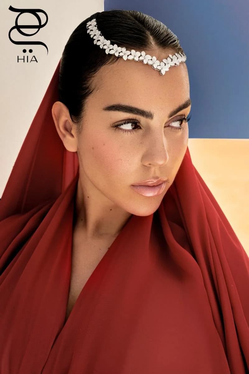 Georgina l'Arabe" en tête de la couverture du magazine "HIA" pour le mois de mai