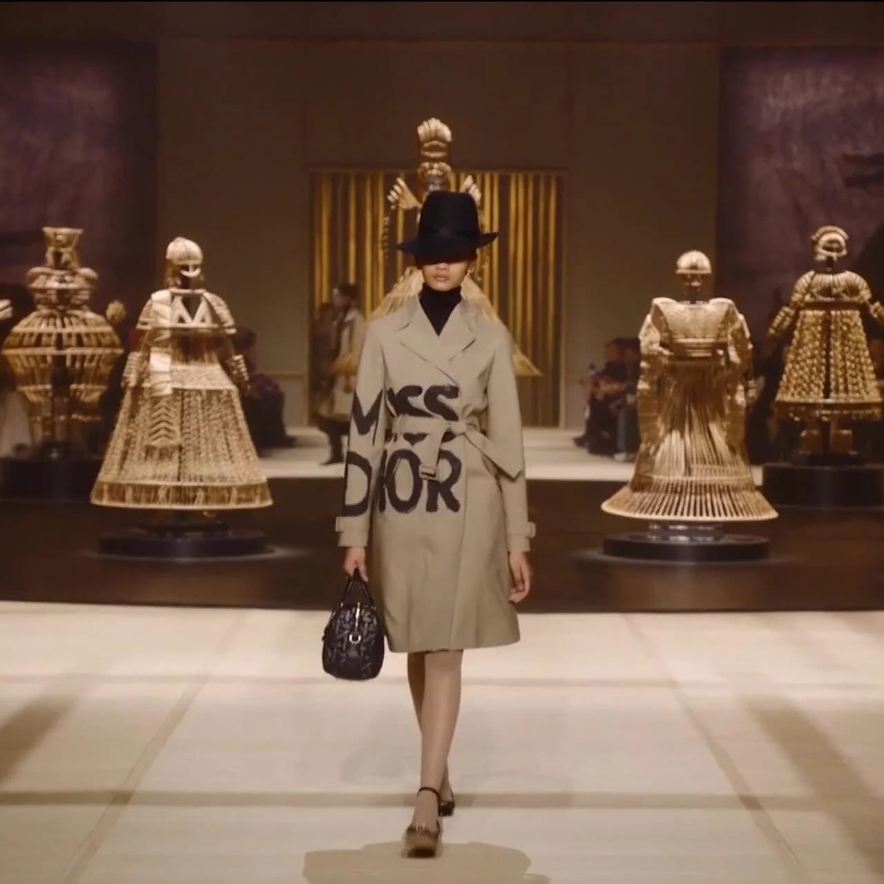 Dior Automne-Hiver 2024-2025 : Une Fusion Subtile de Bourgeoisie et de Simplicité