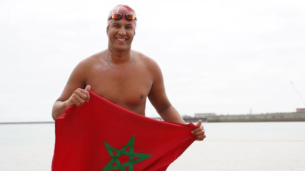 Hassan Baraka devient le premier Marocain à traverser la Manche à la nage