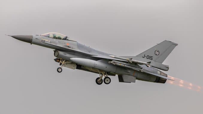 Un avion de combat ukrainien F-16 s'écrase et le pilote est tué