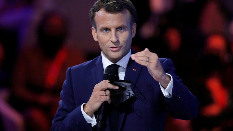 Les huées hantent Macron