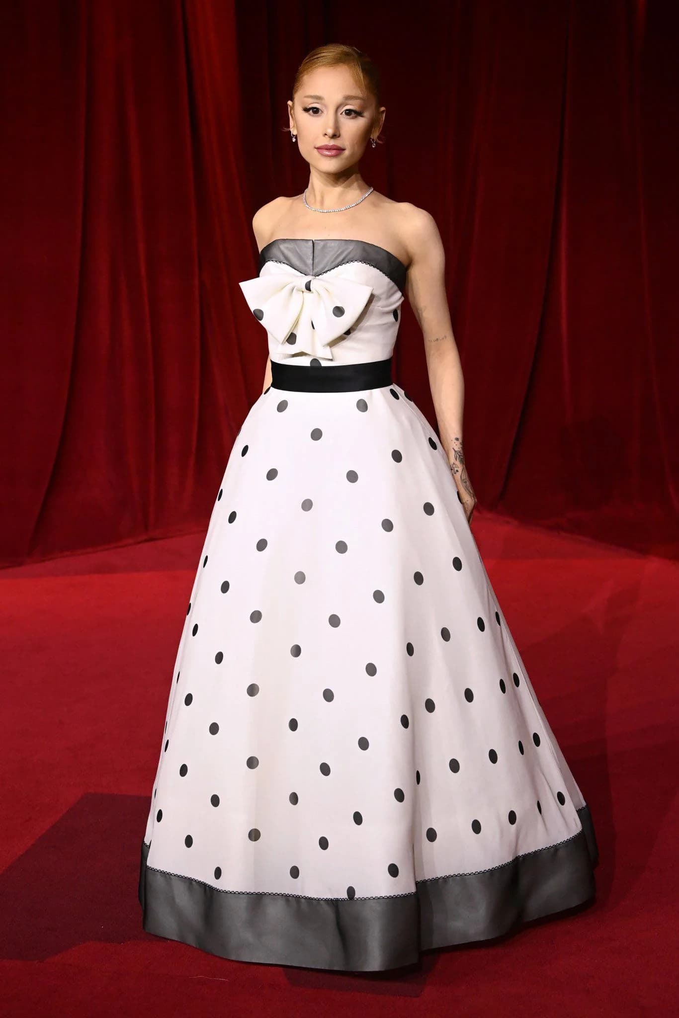 Ariana illumine le gala du musée de l'Académie avec un look classique