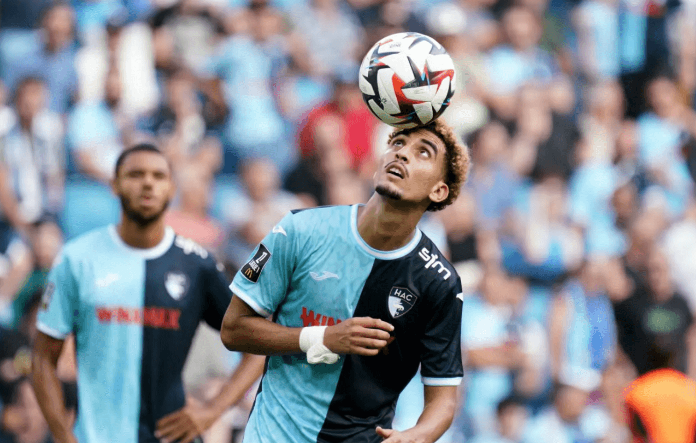 Oussama Targhalline s'engage avec Feyenoord jusqu'en 2027