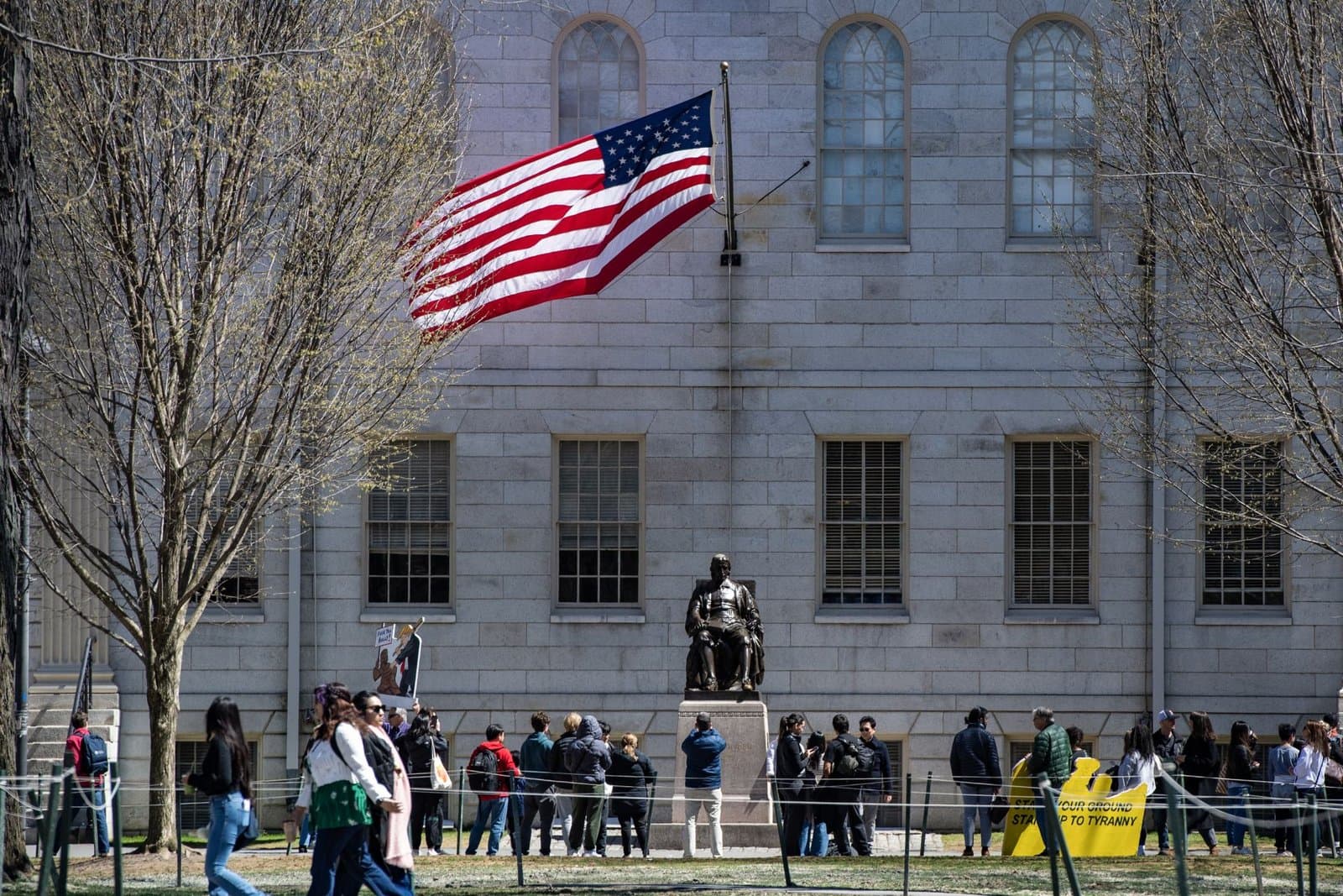 Harvard sommée de justifier l’accueil des étudiants étrangers